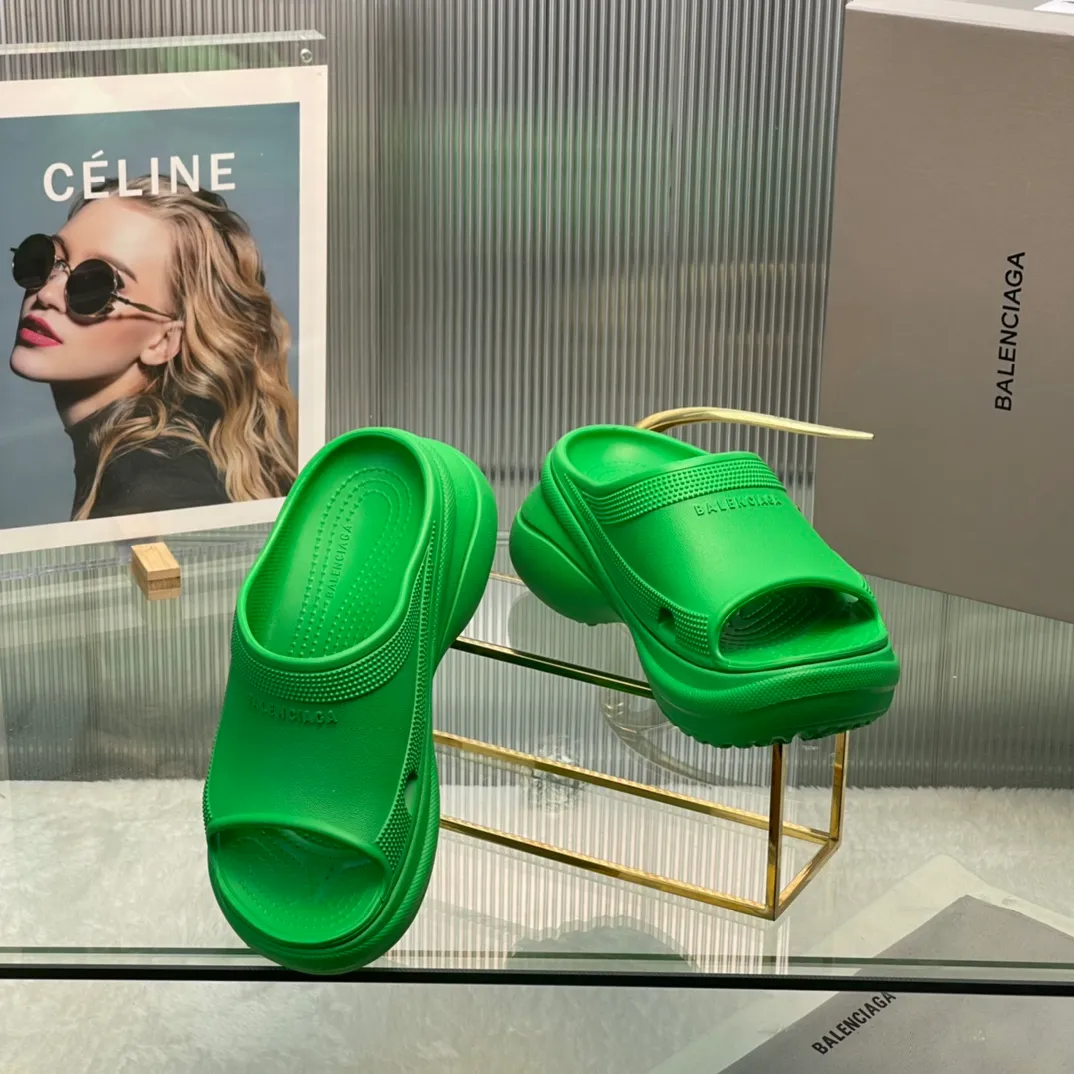 👟👟Ex-factory price 380👟👟 35-41 ‍🔥 ‍🔥 ‍🔥Balenciaga’s latest hole-in-the-wall slippers are now available! 🎉🎉🎉A sandal that is popular on Instagram, 🎊🎊🎊 and all major platforms of Xiaohongshu! Made of high-tech materials and molded in one piece, it is lightweight, wear-resistant, and waterproof! ✨✨✨ The heel height is 6CM. The colors are being added one after another to meet your various color combinations and different needs. A very cost-effective product!